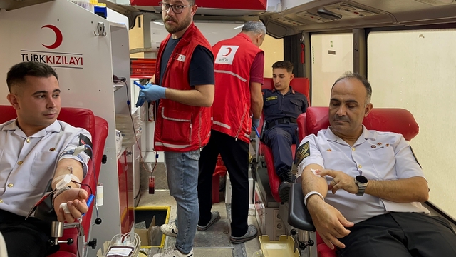 Mersin'de jandarma personelinden kan bağışı