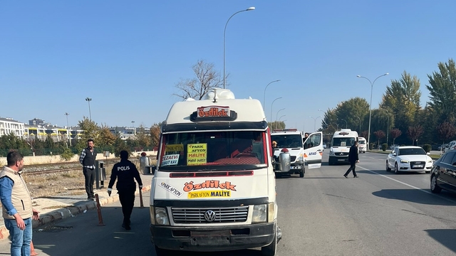 Afyonkarahisar'da indikleri minibüsün çarptığı 2 kadın yaralandı