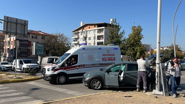 Kocaeli'de otomobille pikabın çarpıştığı kazada 1 çocuk yaralandı