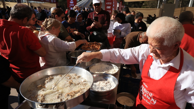 Edirne'deki festivalde meşhur tava ciğerini tatmak isteyenler kuyruk oluşturdu