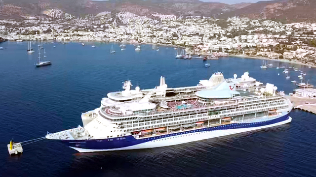 Yolcu gemileri "Marella Discovery" ve "Silver Ray" Bodrum'a geldi