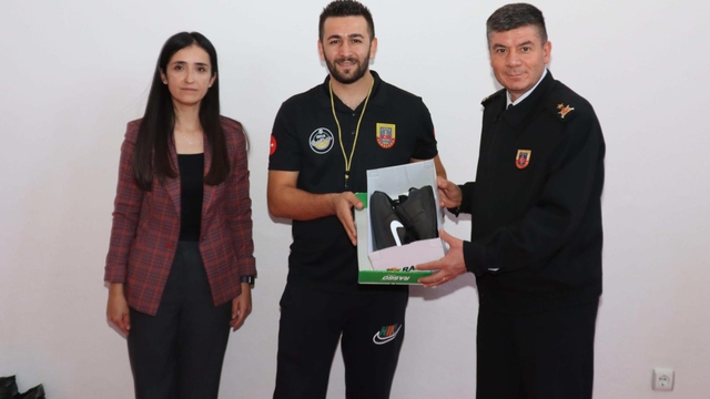 İl Jandarma Komutanı Tuğgeneral Dedebağı'dan spor okulu öğrencilerine ziyaret
