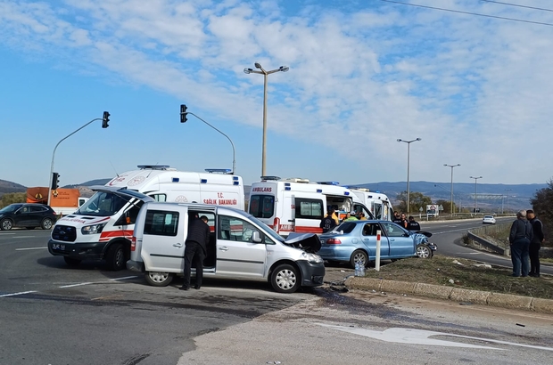 Bolu'da otomobil ile hafif ticari aracın çarpıştığı kazada 8 kişi yaralandı