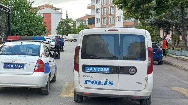 Malatya'da hasarlı binanın tadilatı sırasında el bombası ve mermi bulundu