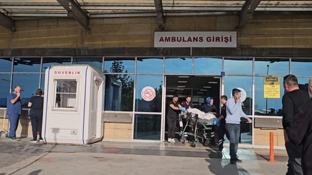 Çorum'da otomobilin bagajından düşen çocuk tırın çarpması sonucu yaralandı