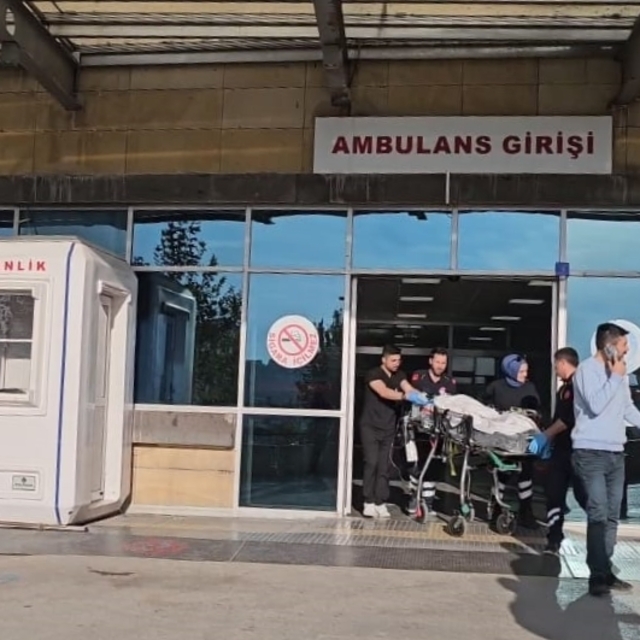 Çorum'da otomobilin bagajından düşen çocuk tırın çarpması sonucu yaralandı