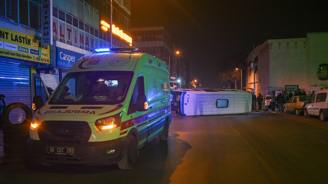 Ankara'da dolmuşla otomobilin çarpışması sonucu 6 kişi yaralandı