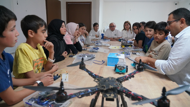 Erdemli'de çocuklara robotik kodlama eğitimi veriliyor