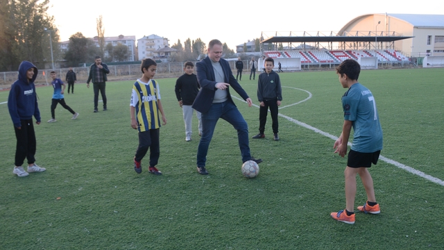 Bulanık Kaymakamı Koşansu, çocuklarla futbol oynadı