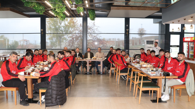 Havza Belediyespor yönetiminden futbolculara kahvaltı