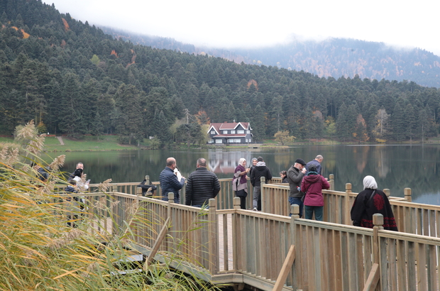 Bolu Gölcük Tabiat Parkı, sonbaharda da misafirlerini ağırlıyor