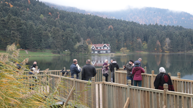 Bolu Gölcük Tabiat Parkı, sonbaharda da misafirlerini ağırlıyor