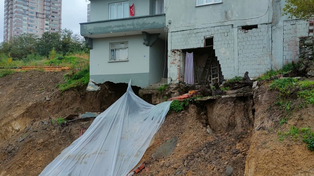 Samsun'da 2 katlı binanın temel kısmında toprak kayması