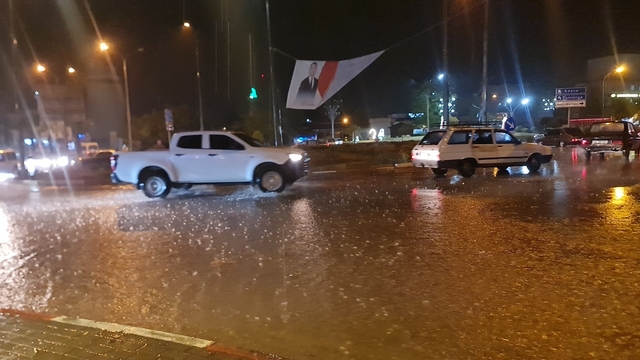 Adana'da dolu ve sağanak yağış, günlük yaşamı olumsuz etkiledi