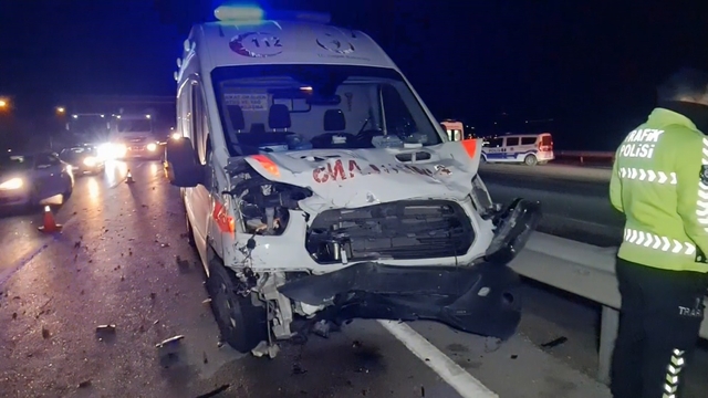 Kırıkkale'de ambulans ve iki otomobil çarpıştı; 1 ölü, 5 yaralı