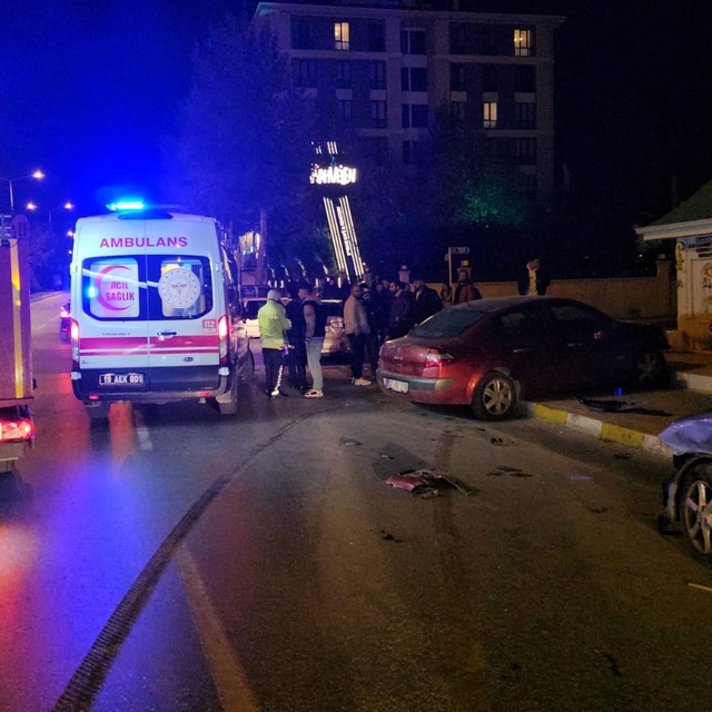 Çorum'da kaza yapan araçta sıkışan sürücüyü itfaiye ekipleri kurtardı