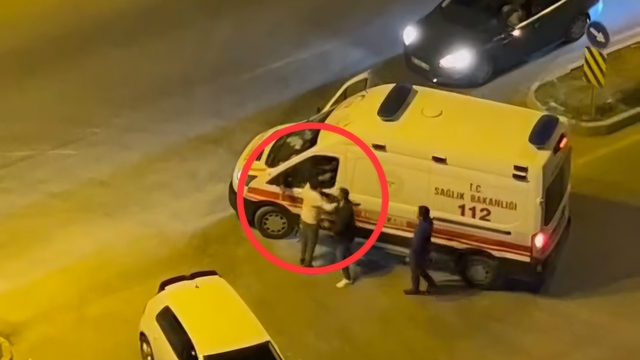 Sürücüsüyle tartıştığı ambulansın camını yumruklayıp, 'Beni tanıyor musun' diye bağırdı