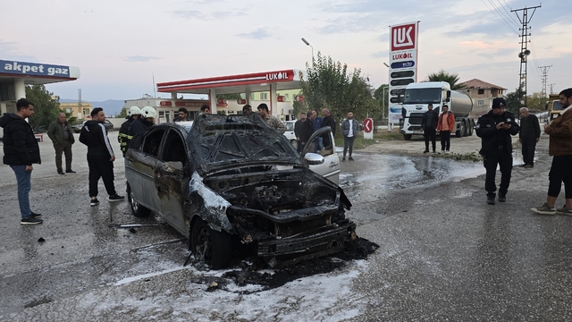 Hatay'da otomobilde çıkan yangın söndürüldü