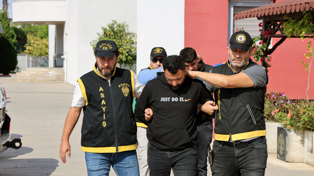 Polisten kaçarken uzun namlulu tüfeği sokağa düşürdüler