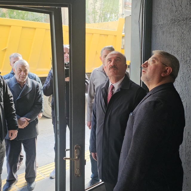 Çorum Valisi Ali Çalgan, patlama meydana gelen binada inceleme yaptı: