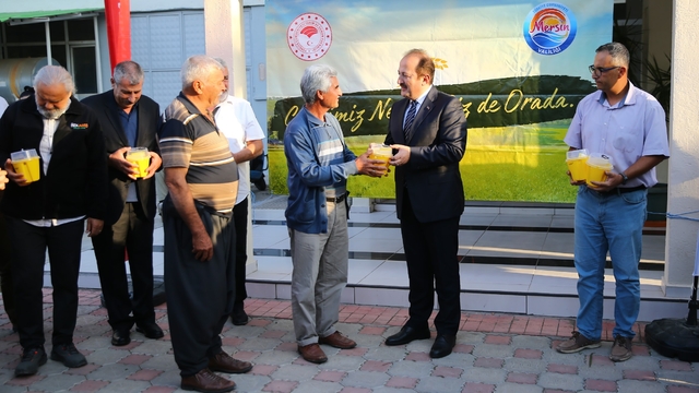 Mersin'de üreticilere Akdeniz meyve sineğine karşı tuzak dağıtıldı