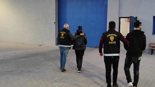 Afyonkarahisar'da kuyumcuya sahte altın satmaya çalışan 2 şüpheli yakalandı