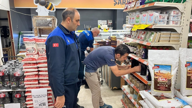 Serik'te zabıta ekipleri marketlerde denetim yaptı