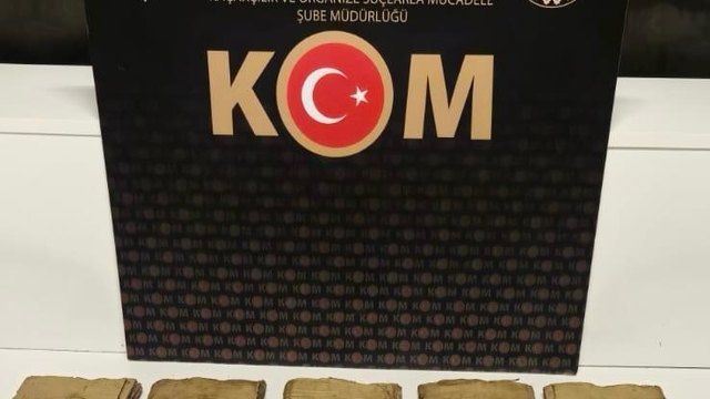 Kayseri'de 1800 yıllık el yazması 5 kitap ele geçirildi