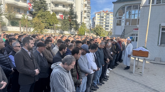 Edirne'de beşinci kattan düşerek yaşamını yitiren 2 yaşındaki Metehan son yolculuğuna uğurlandı