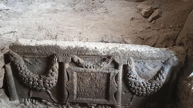Kayseri'de lahit mezar ve 1800 yıllık 5 el yazması kitap ele geçirildi