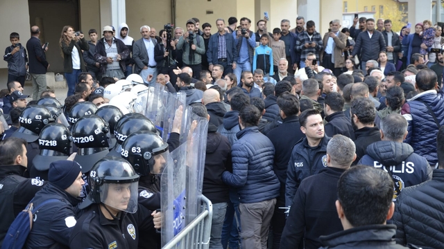 Görevlendirme yapılan Halfeti Belediyesi önündeki taşlı saldırıda 2 polis yaralandı