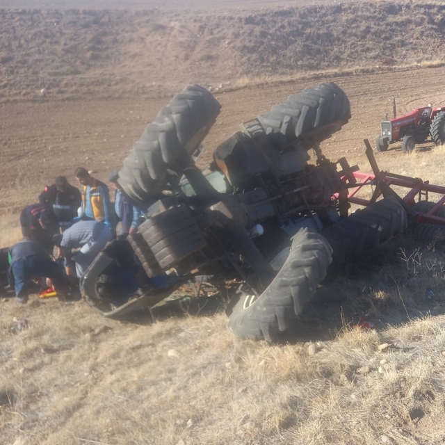 Çorum'da devrilen traktörün sürücüsü yaralandı