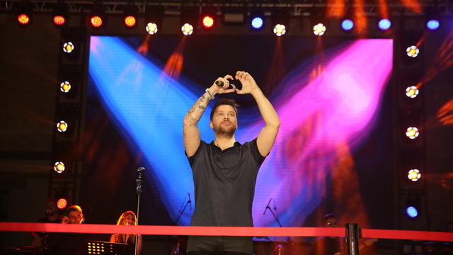 Hatay'da düzenlenen Cumhuriyet konserinde Sinan Akçıl sahneye çıktı