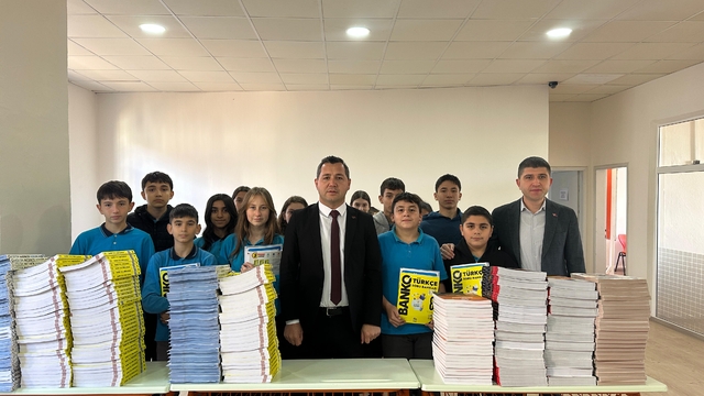 Alaçam Belediyesi öğrencilere sınavlara hazırlık kitabı verdi