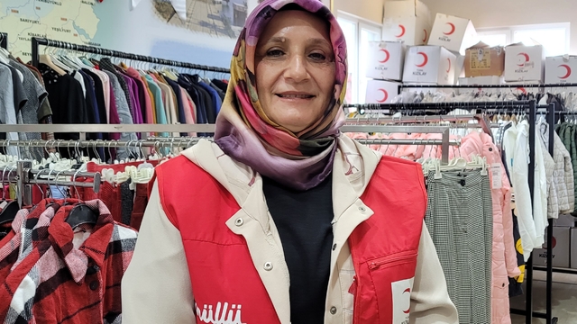 Tekkeköy'de Türk Kızılaydan ihtiyaç sahibi çocuklara kışlık kıyafet yardımı