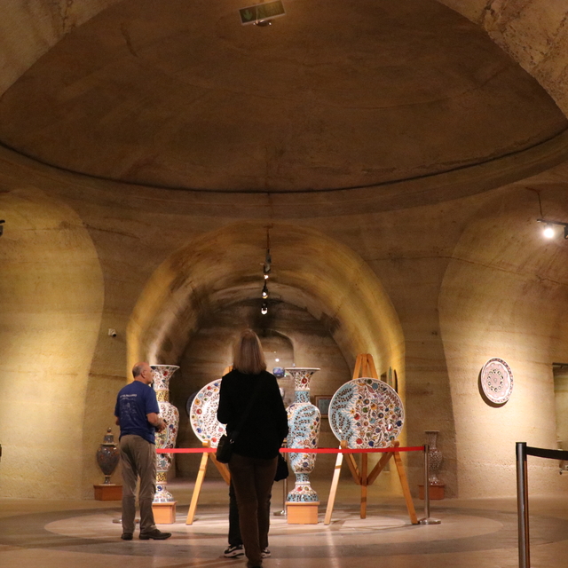 Yerin 20 metre altındaki kayadan oyma müzede, yüzlerce yıllık seramik ve çö...