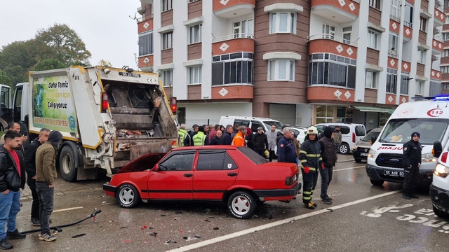 Samsun'da çöp toplama kamyonu ile çarpışan otomobildeki 3 kişi yaralandı