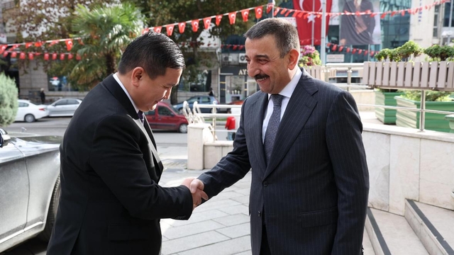 Kazakistan'ın İstanbul Başkonsolosu Amankul, Vali Hacıbektaşoğlu'nu ziyaret etti