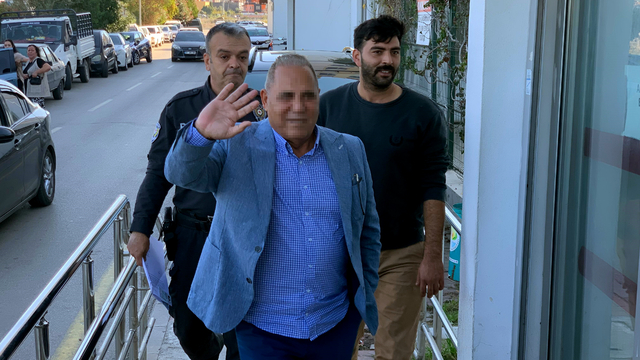 Dolandırıcılık şüphelisi iş insanı, el sallayarak adliyeye gitti