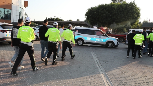 Mersin'de düğün konvoyunda trafik ihlali yapan sürücülere para cezası verildi
