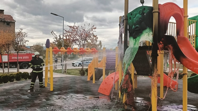 Çorum'da bir parkta çocukların çıkardığı yangın güvenlik kamerasında