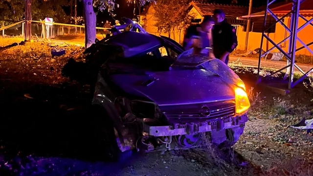 Amasya'da ağaca çarpan otomobildeki 2 kişi öldü, 2 kişi yaralandı