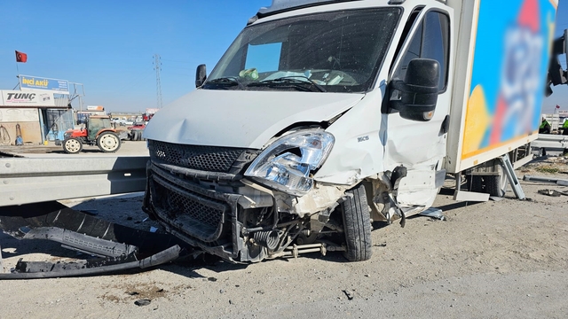 Aksaray'da kamyon ile kamyonet çarpıştı, 1 kişi yaralandı