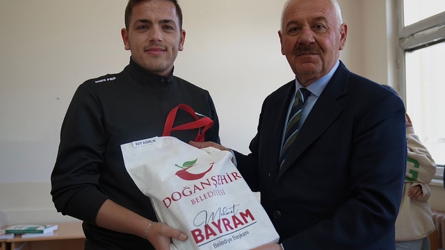 Doğanşehir'de öğrencilere sınava hazırlık setleri dağıtıldı