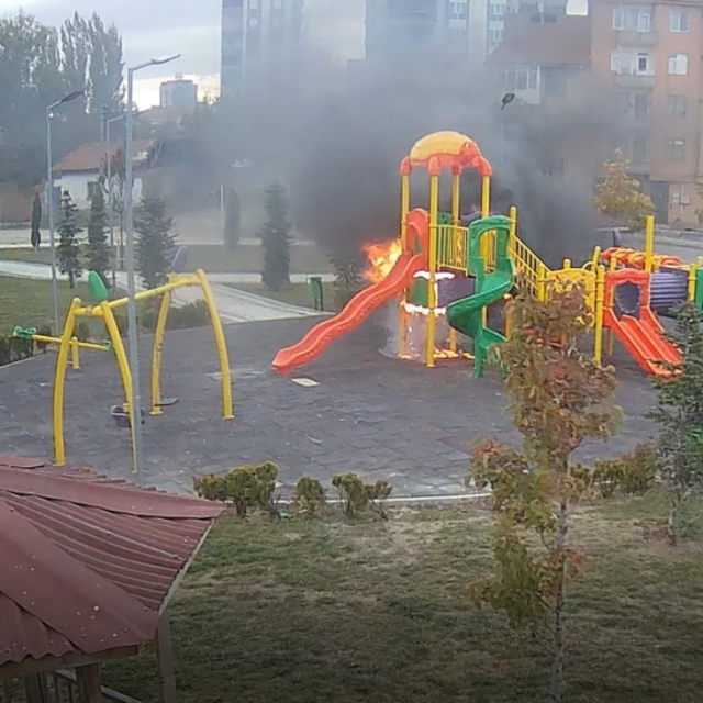 Parkta çocuklar oynarken oyun grubunu yaktı