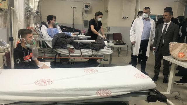 Kocaeli Valisi Aktaş, Tüpraş İzmit Rafinerisi'nde yangının ardından incelemelerde bulundu