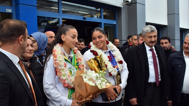 Dünya Gençler Boks Şampiyonası'ndan madalyayla dönen Havvanur ve Dilara, coşkuyla karşılandı
