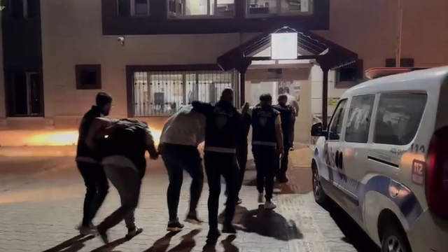 Mersin'de bir evde ruhsatsız 3 tabanca ele geçirildi