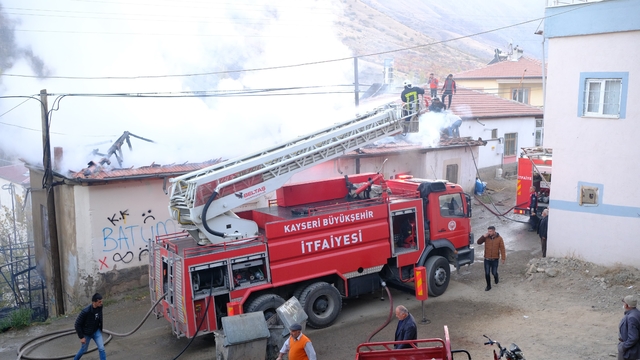 Kayseri'de 2 katlı binada yangın