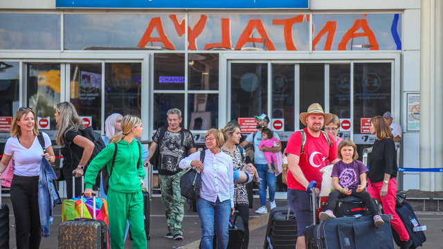 Antalya'ya gelen her 4 turistten 2'si, Rus ve Alman